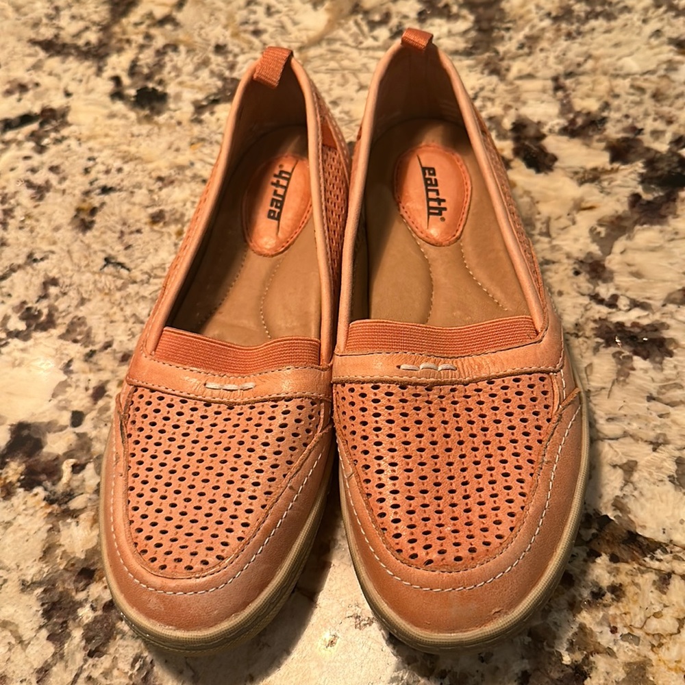 New Earth Super Comfortable Slip-ons Sz 6